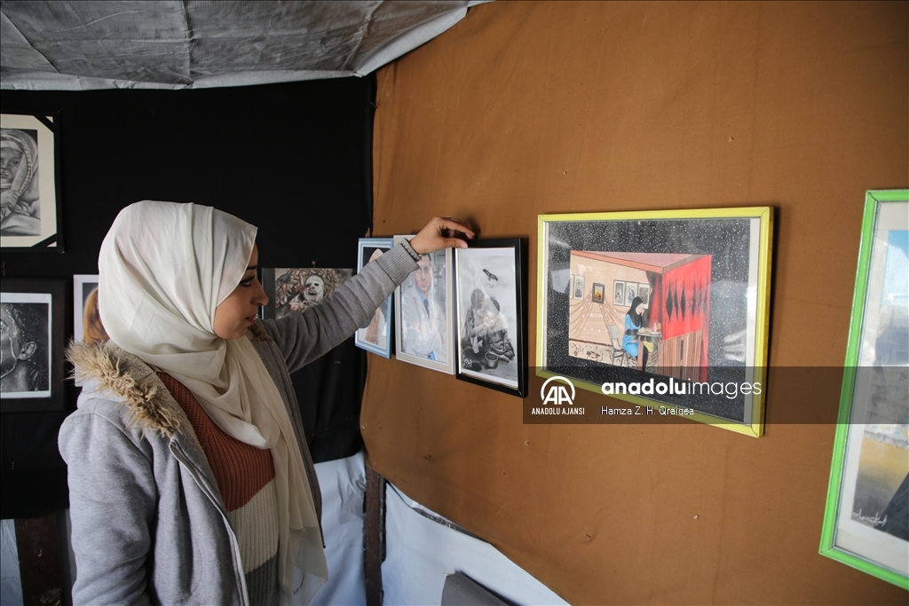 Filistinli sanatçı, resimleriyle Gazzelilerin verdiği mücadeleyi dünyaya duyurmaya çalışıyor