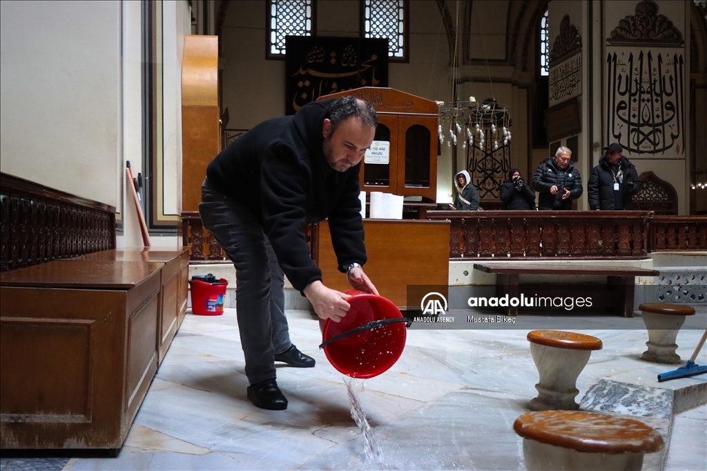 Традиция очищения перед Рамазаном: Мечеть Улу-Джами в Бурсе омывают розовой водой