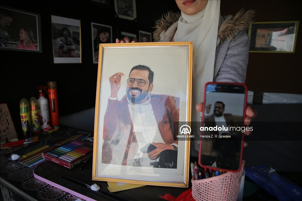 Filistinli sanatçı, resimleriyle Gazzelilerin verdiği mücadeleyi dünyaya duyurmaya çalışıyor