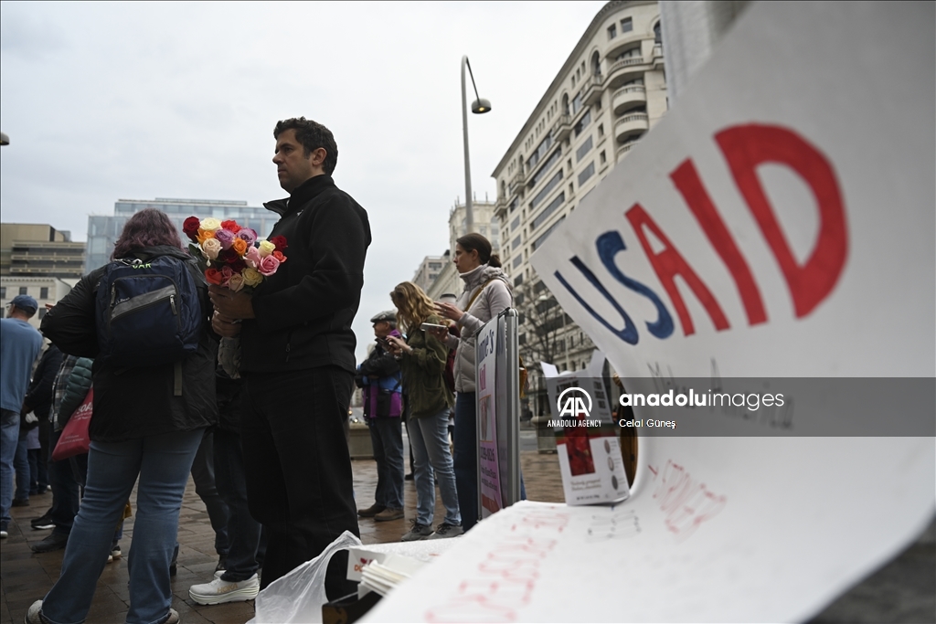 USAID workers gather in Washington to collect belongings after sudden shutdown 