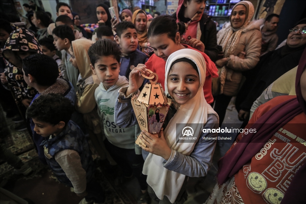 "أكبر فانوس" رمضاني بمصر.. عادة تشع بهجة وتدعم فلسطين