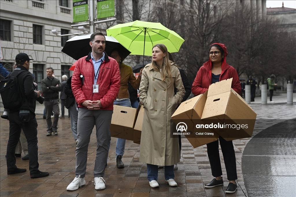 USAID workers gather in Washington to collect belongings after sudden shutdown 