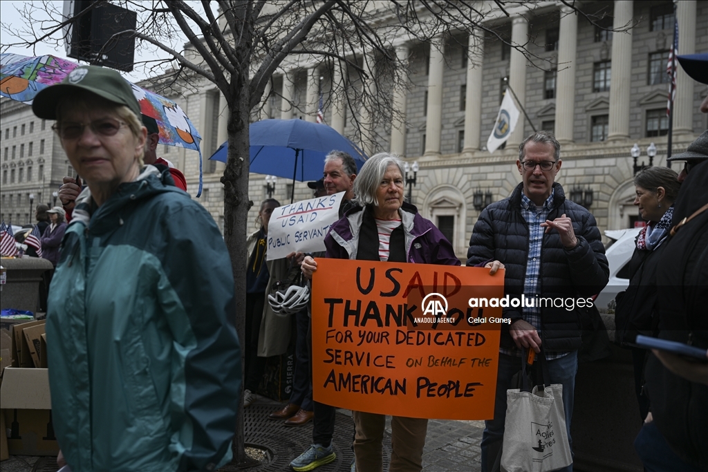 USAID workers gather in Washington to collect belongings after sudden shutdown 