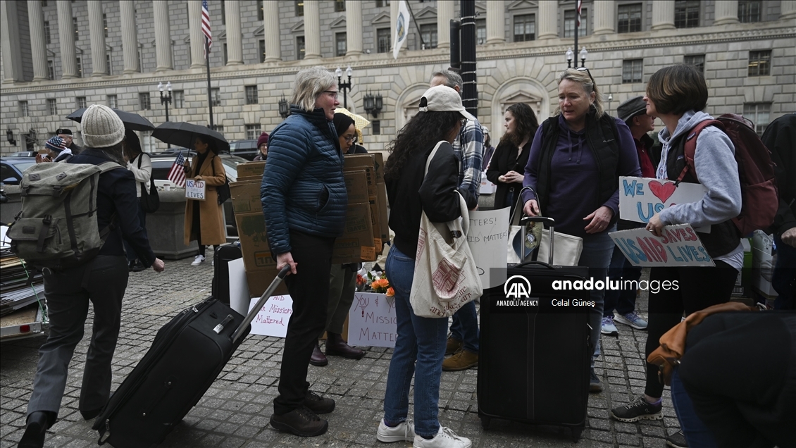 USAID workers gather in Washington to collect belongings after sudden shutdown 
