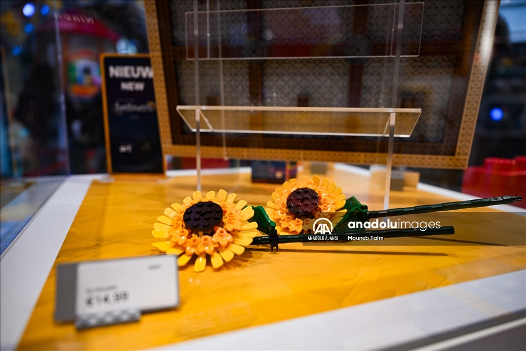 LEGO, Van Gogh'un 'Ayçiçekleri' eserini yeniden yorumladı
