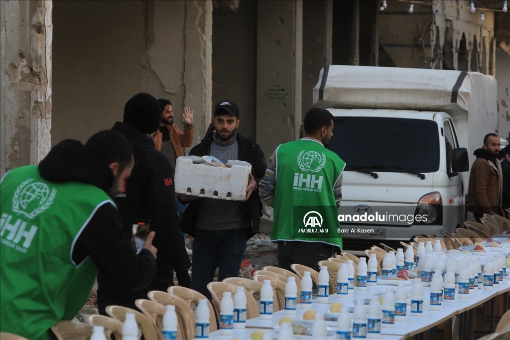 Şam'da enkaz haline gelen evlerin arasında toplu iftar