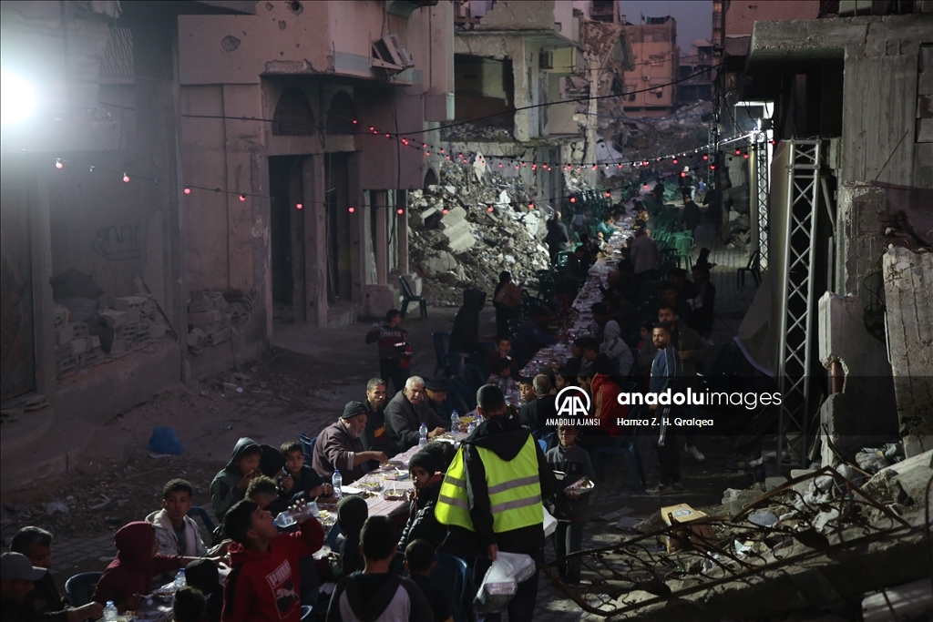 Şucaiyye Mahallesi'nde Filistinliler, yıkım ve enkaz arasında ilk iftarlarını açtı