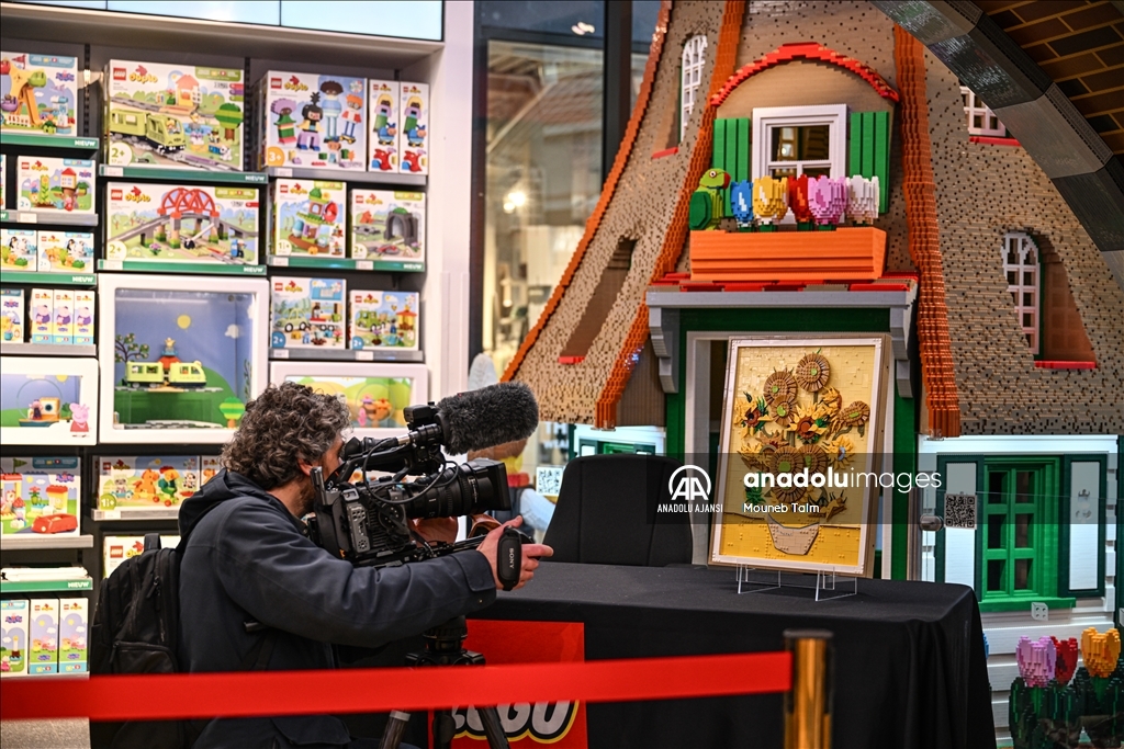 LEGO, Van Gogh'un 'Ayçiçekleri' eserini yeniden yorumladı