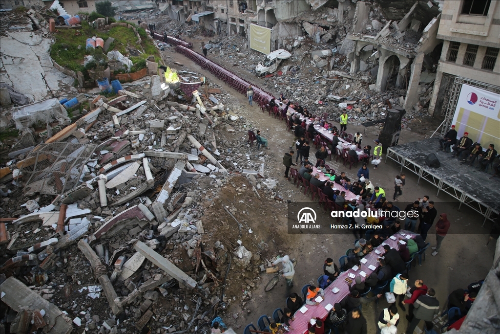 Şucaiyye Mahallesi'nde Filistinliler, yıkım ve enkaz arasında ilk iftarlarını açtı