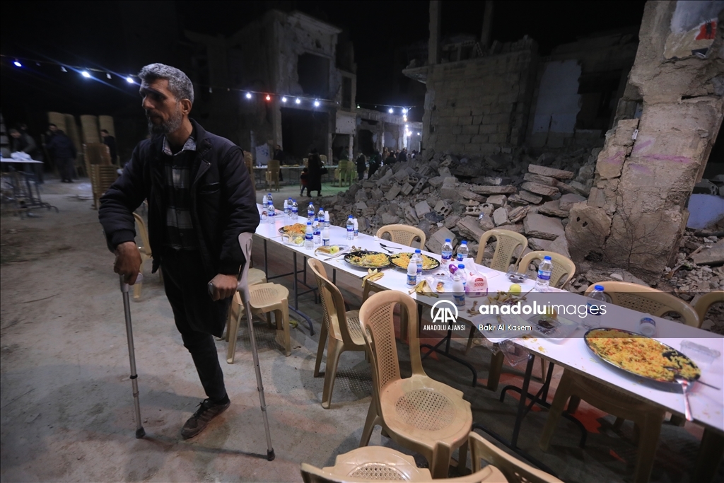 Şam'da enkaz haline gelen evlerin arasında toplu iftar