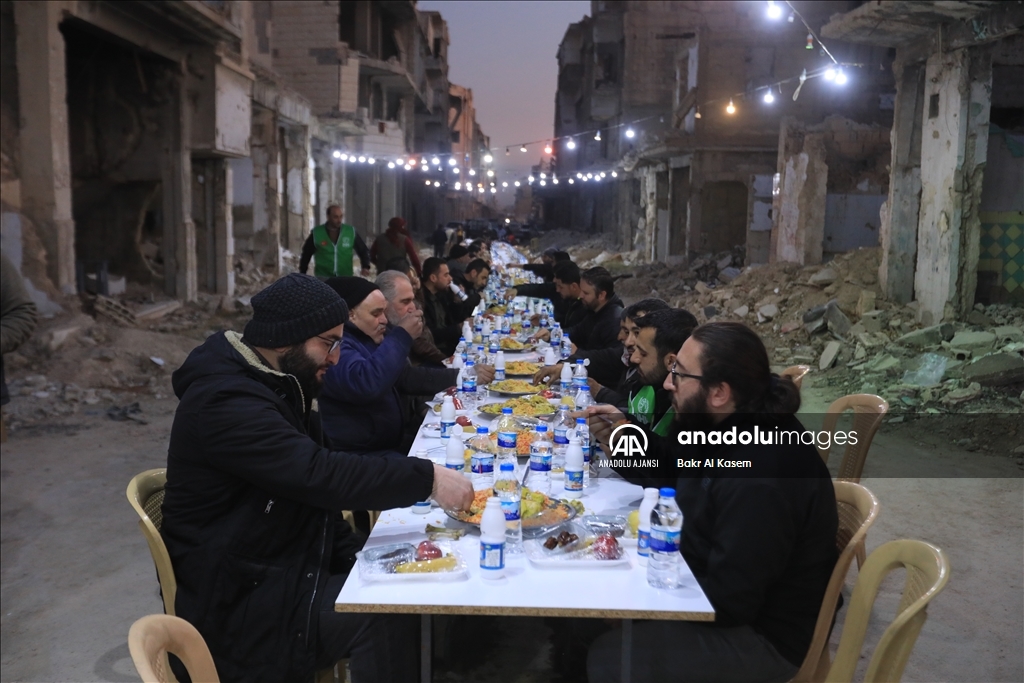 Şam'da enkaz haline gelen evlerin arasında toplu iftar