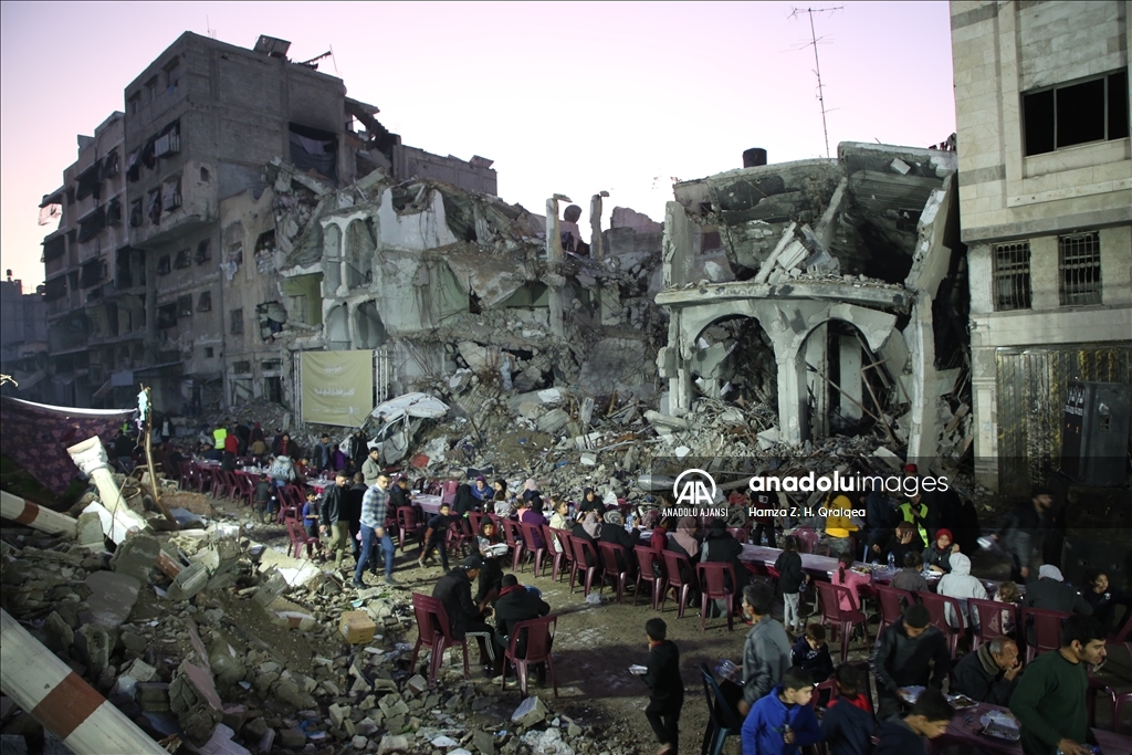 Şucaiyye Mahallesi'nde Filistinliler, yıkım ve enkaz arasında ilk iftarlarını açtı