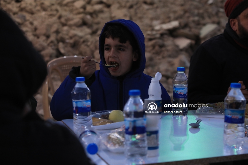 Şam'da enkaz haline gelen evlerin arasında toplu iftar