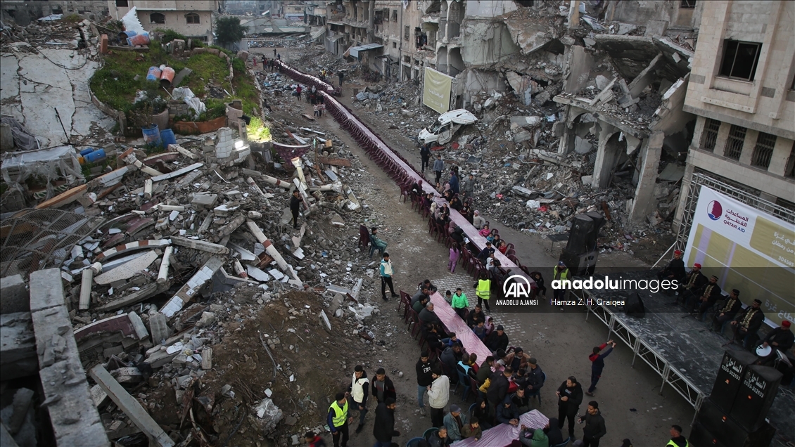 Şucaiyye Mahallesi'nde Filistinliler, yıkım ve enkaz arasında ilk iftarlarını açtı