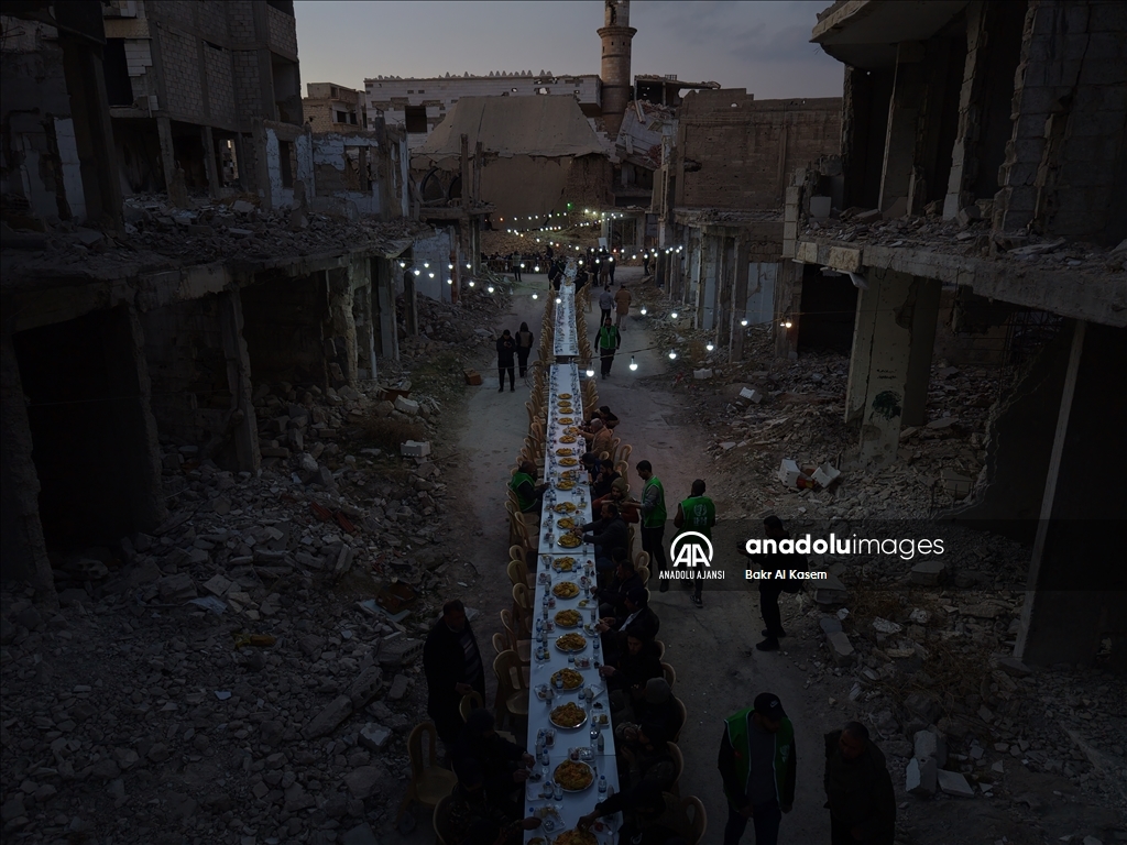 Şam'da enkaz haline gelen evlerin arasında toplu iftar