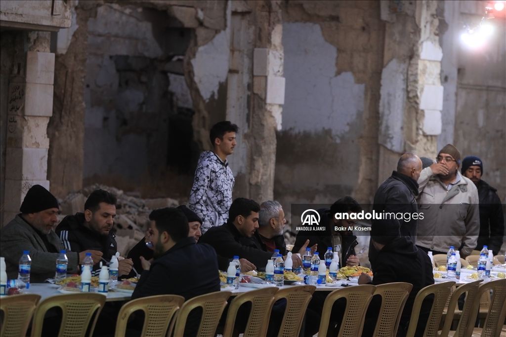 Şam'da enkaz haline gelen evlerin arasında toplu iftar