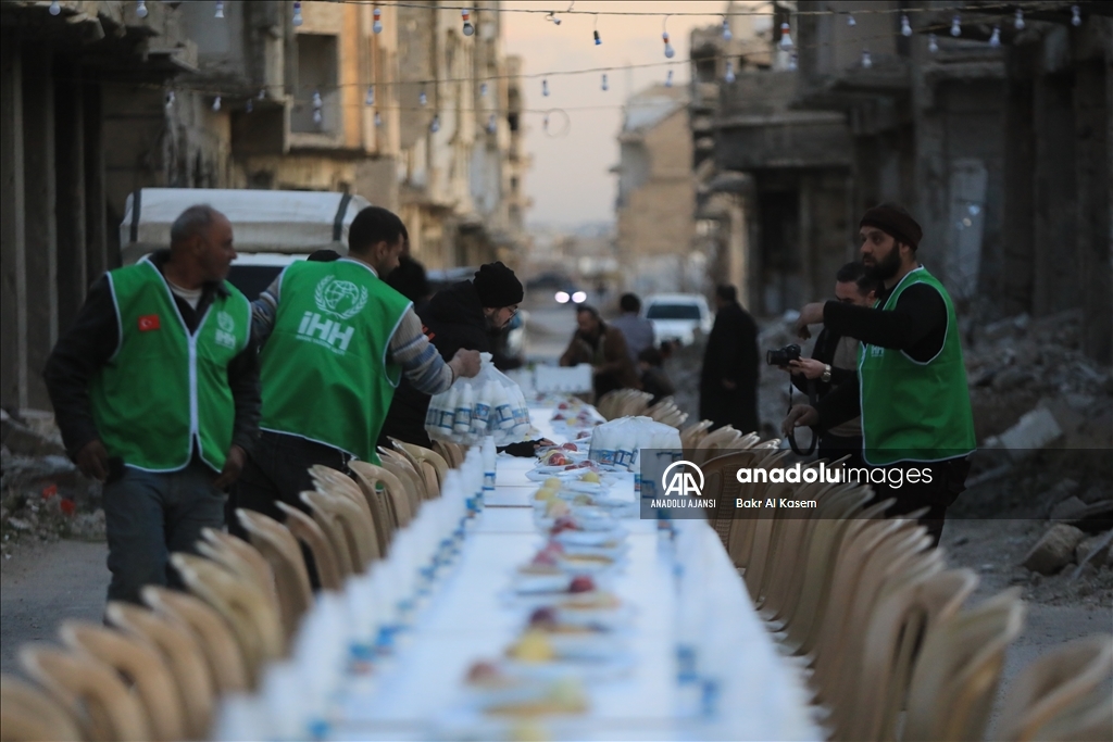 Şam'da enkaz haline gelen evlerin arasında toplu iftar