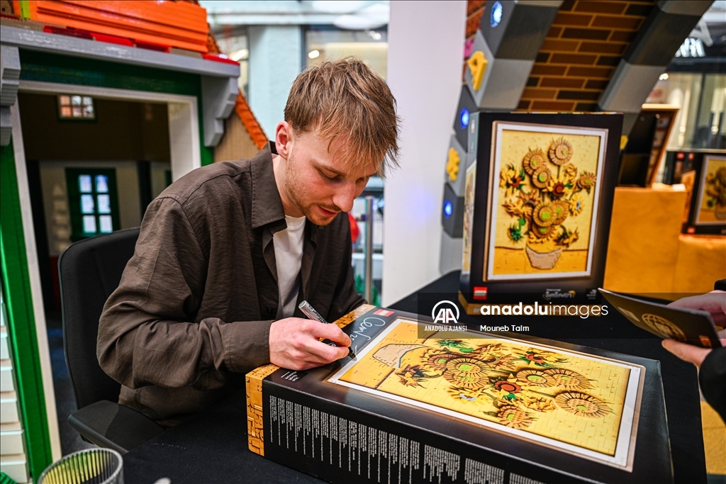 LEGO, Van Gogh'un 'Ayçiçekleri' eserini yeniden yorumladı