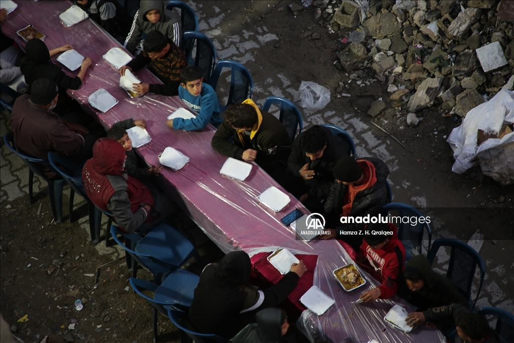 Şucaiyye Mahallesi'nde Filistinliler, yıkım ve enkaz arasında ilk iftarlarını açtı