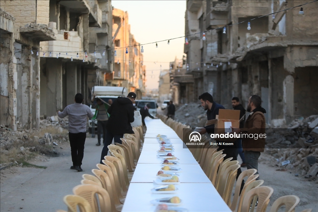 Şam'da enkaz haline gelen evlerin arasında toplu iftar