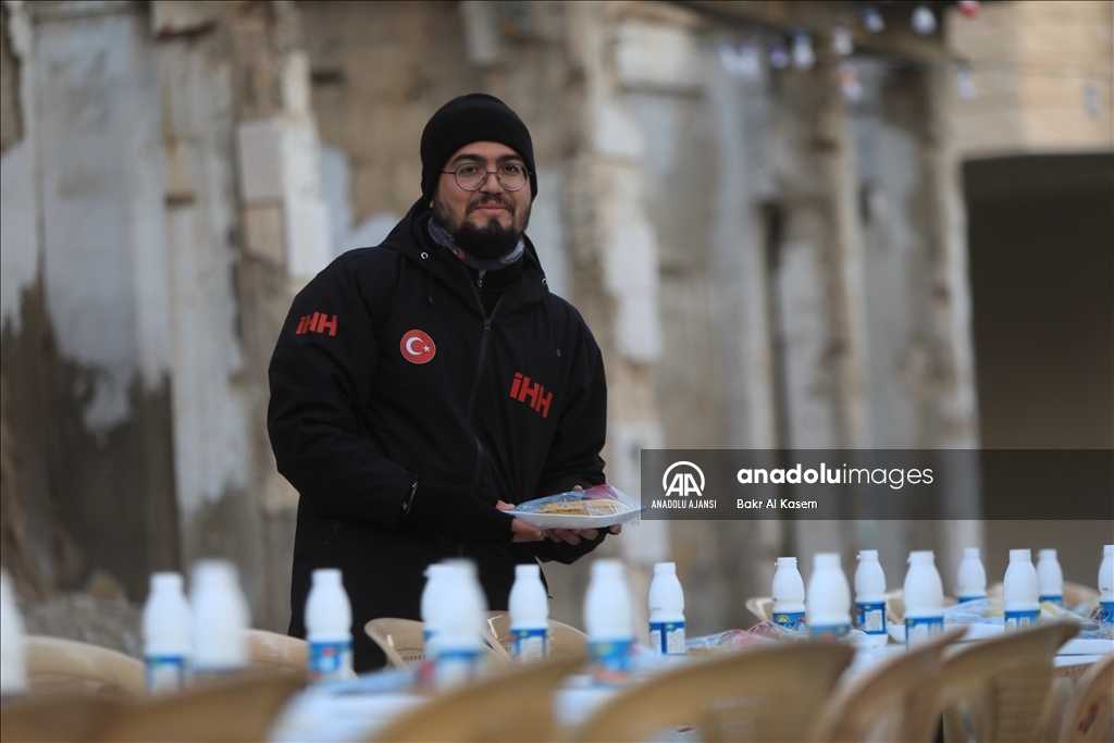 Şam'da enkaz haline gelen evlerin arasında toplu iftar