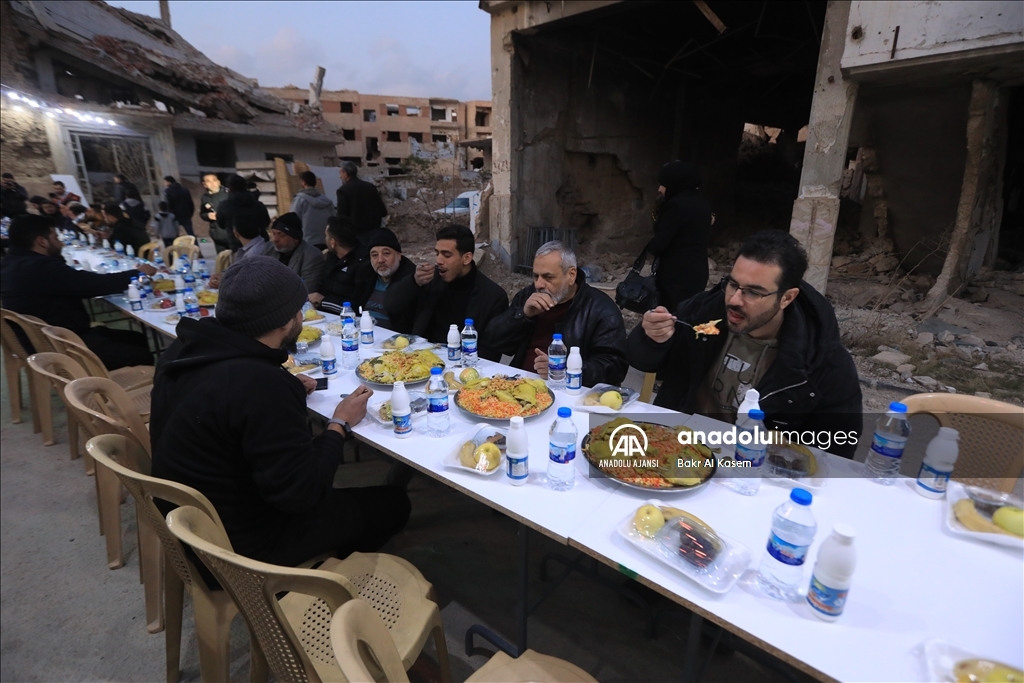 Şam'da enkaz haline gelen evlerin arasında toplu iftar