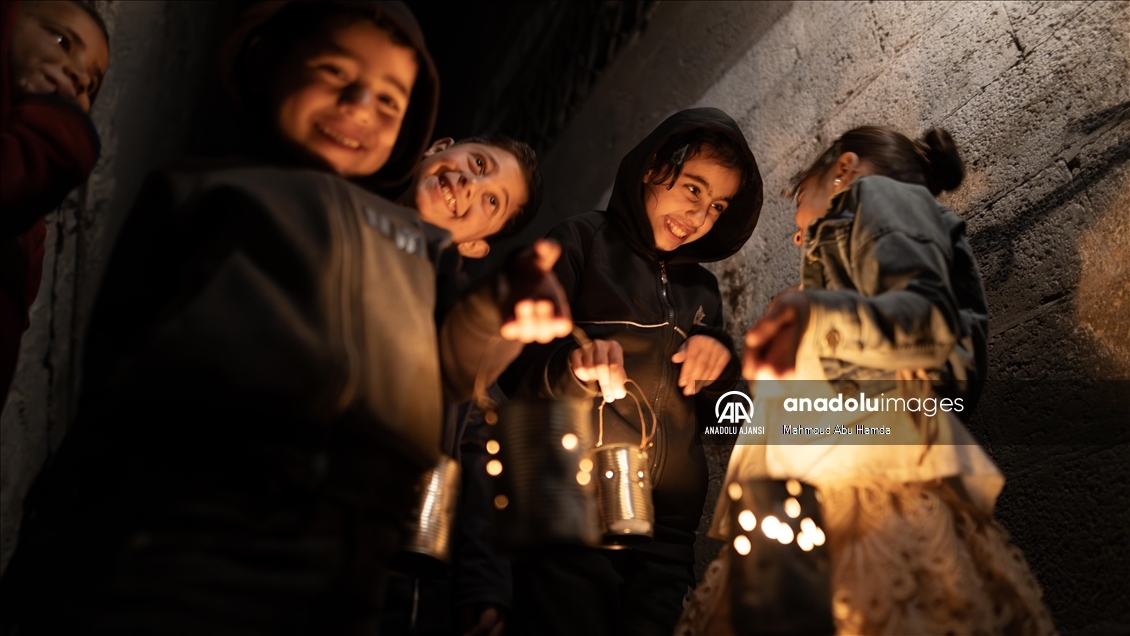 Gazze'de Ebu Enes Keşku, çocuklar için Ramazan fenerleri yapıyor