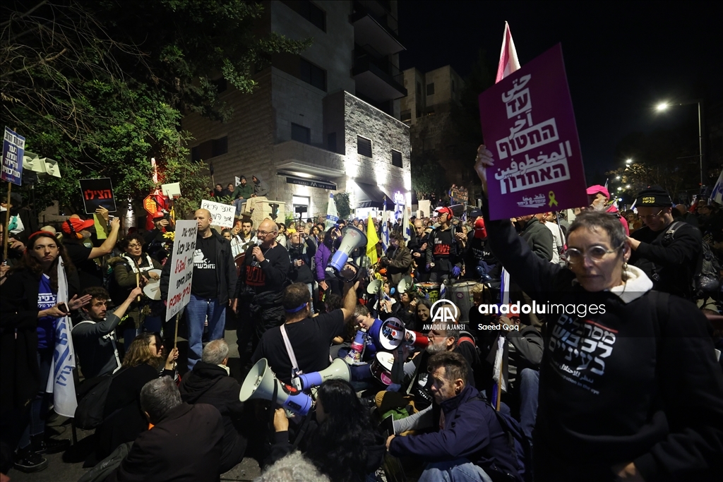 İsrailliler, esir takası anlaşmasının tüm aşamalarının tamamlanması talebiyle gösteri düzenledi