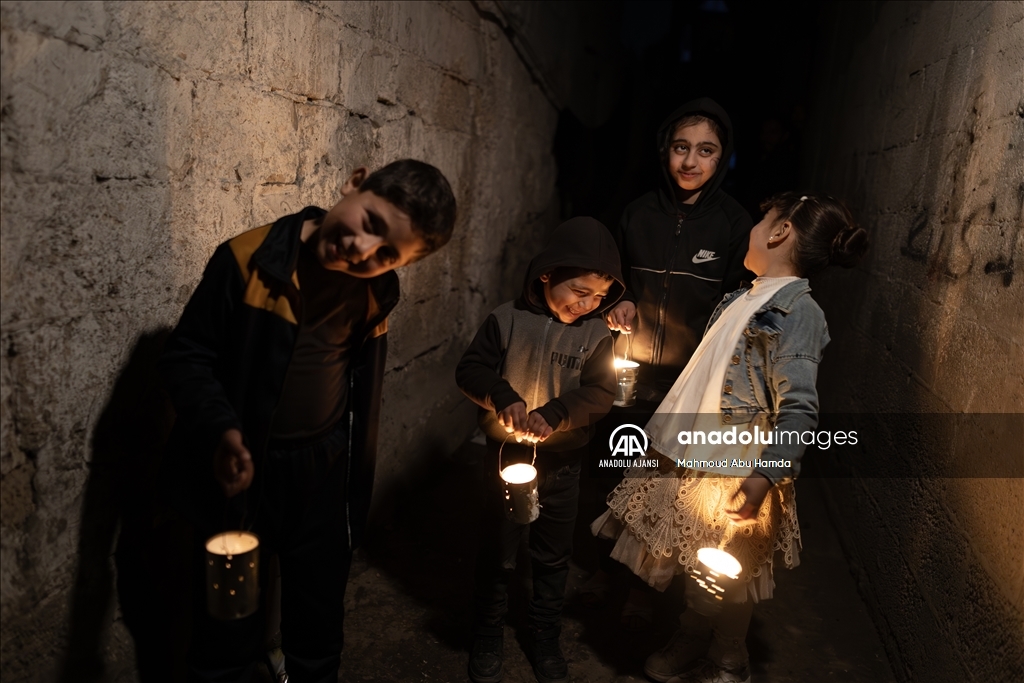 Gazze'de Ebu Enes Keşku, çocuklar için Ramazan fenerleri yapıyor