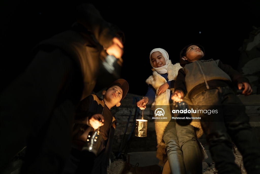 Gazze'de Ebu Enes Keşku, çocuklar için Ramazan fenerleri yapıyor