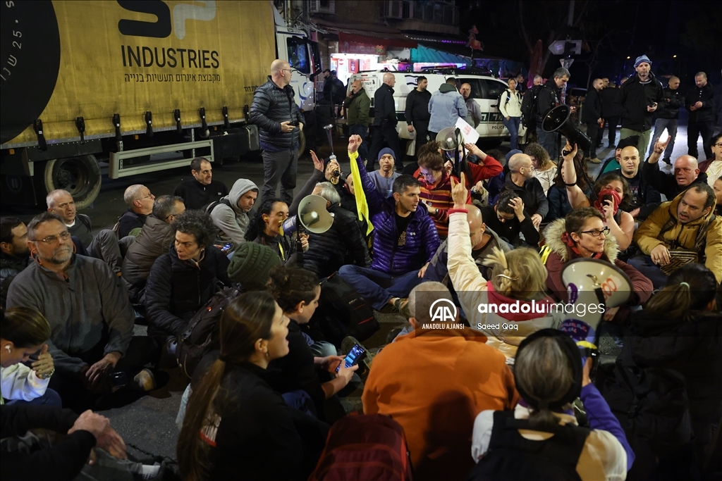 İsrailliler, esir takası anlaşmasının tüm aşamalarının tamamlanması talebiyle gösteri düzenledi