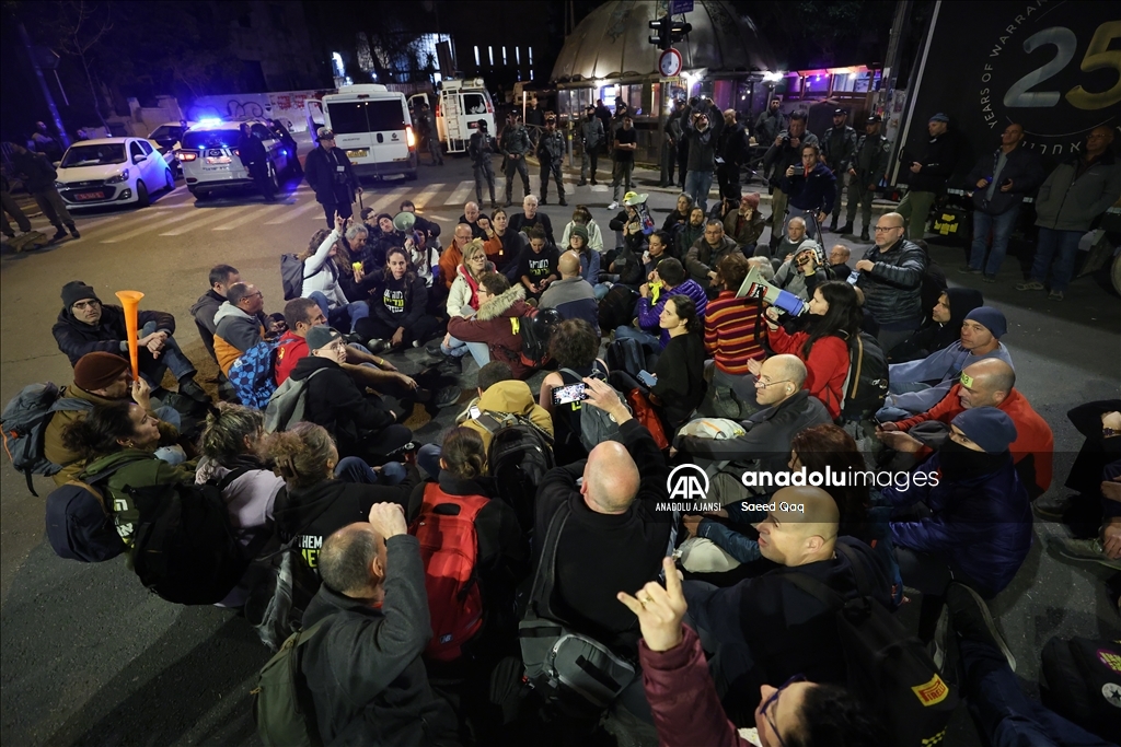 İsrailliler, esir takası anlaşmasının tüm aşamalarının tamamlanması talebiyle gösteri düzenledi