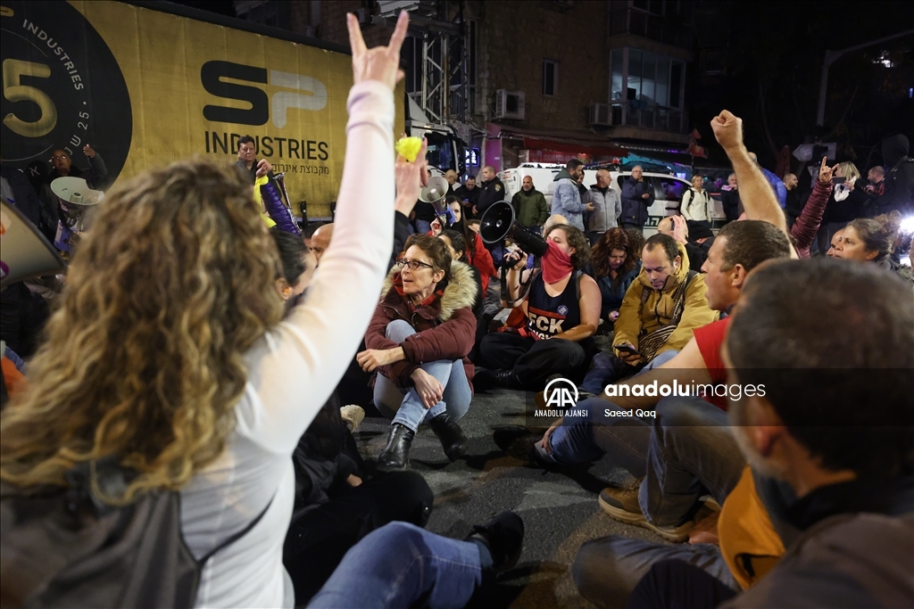 İsrailliler, esir takası anlaşmasının tüm aşamalarının tamamlanması talebiyle gösteri düzenledi