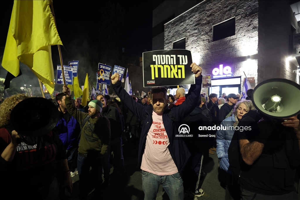 İsrailliler, esir takası anlaşmasının tüm aşamalarının tamamlanması talebiyle gösteri düzenledi