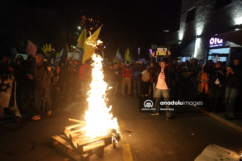 İsrailliler, esir takası anlaşmasının tüm aşamalarının tamamlanması talebiyle gösteri düzenledi
