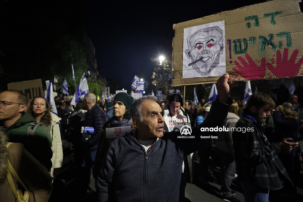 İsrailliler, esir takası anlaşmasının tüm aşamalarının tamamlanması talebiyle gösteri düzenledi