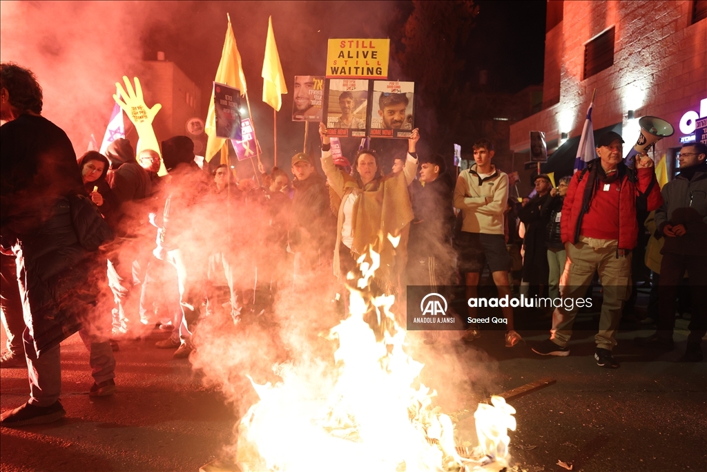 İsrailliler, esir takası anlaşmasının tüm aşamalarının tamamlanması talebiyle gösteri düzenledi