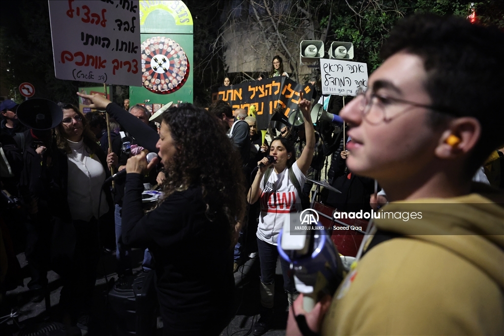 İsrailliler, esir takası anlaşmasının tüm aşamalarının tamamlanması talebiyle gösteri düzenledi