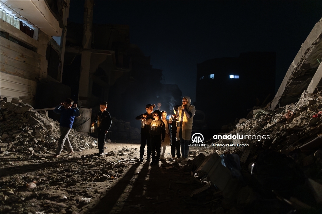 Gazze'de Ebu Enes Keşku, çocuklar için Ramazan fenerleri yapıyor