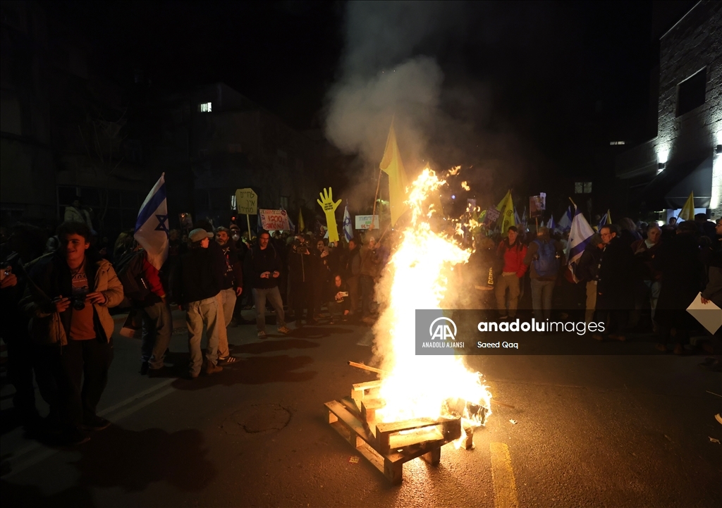 İsrailliler, esir takası anlaşmasının tüm aşamalarının tamamlanması talebiyle gösteri düzenledi