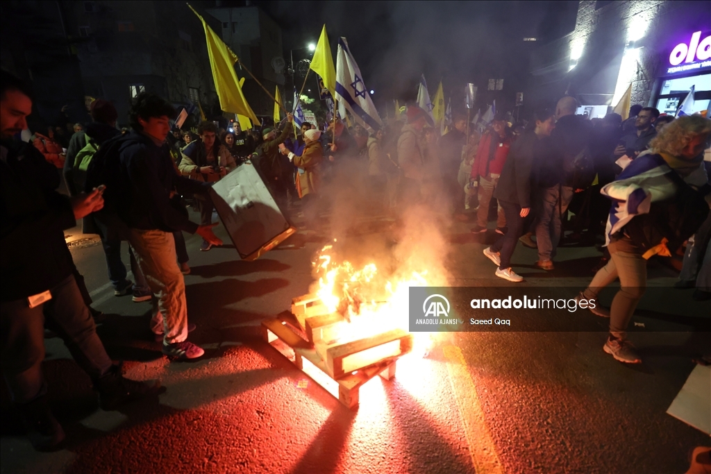 İsrailliler, esir takası anlaşmasının tüm aşamalarının tamamlanması talebiyle gösteri düzenledi