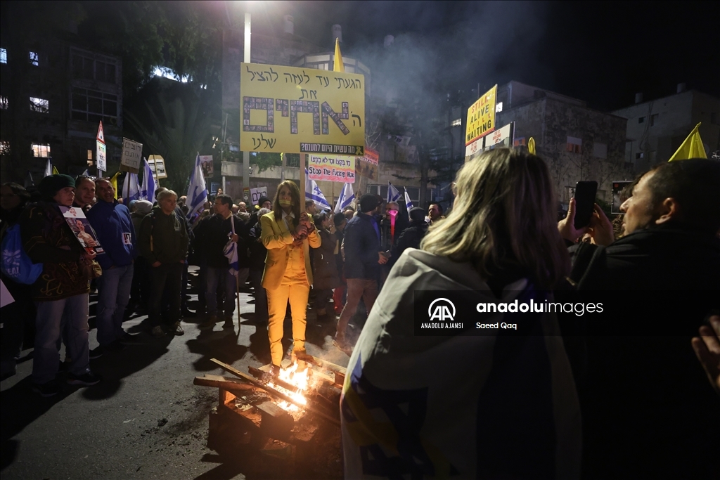 İsrailliler, esir takası anlaşmasının tüm aşamalarının tamamlanması talebiyle gösteri düzenledi