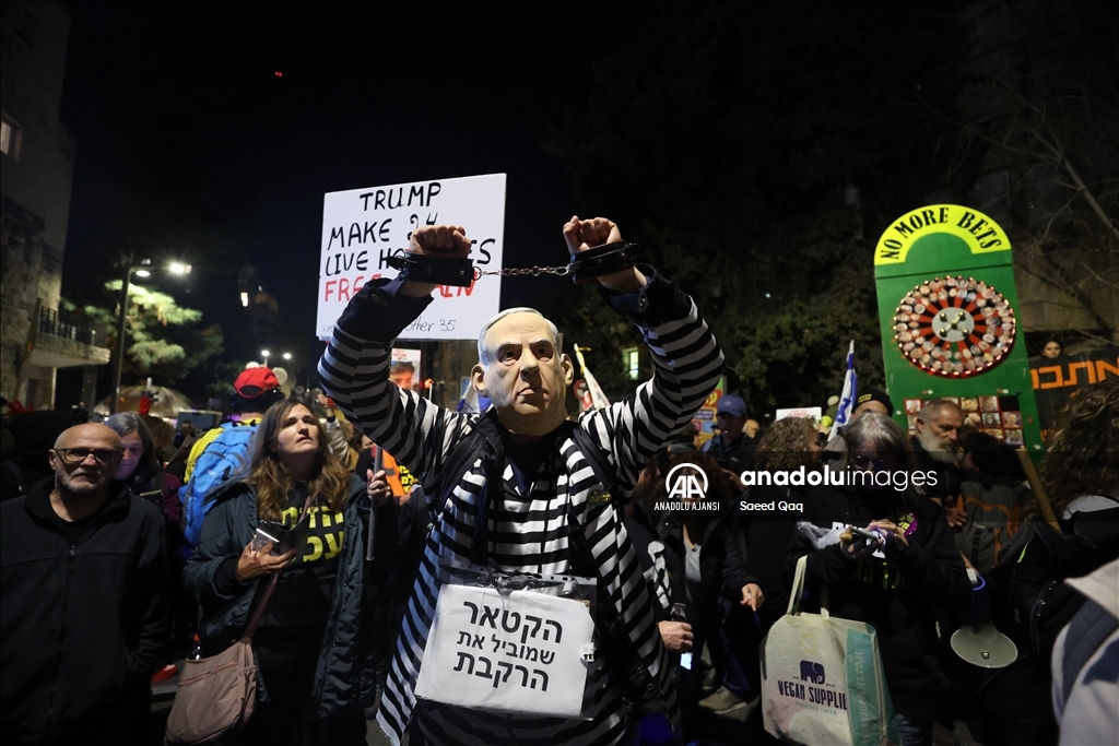 İsrailliler, esir takası anlaşmasının tüm aşamalarının tamamlanması talebiyle gösteri düzenledi