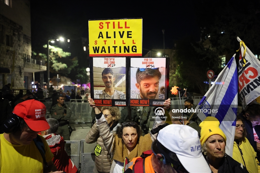 İsrailliler, esir takası anlaşmasının tüm aşamalarının tamamlanması talebiyle gösteri düzenledi