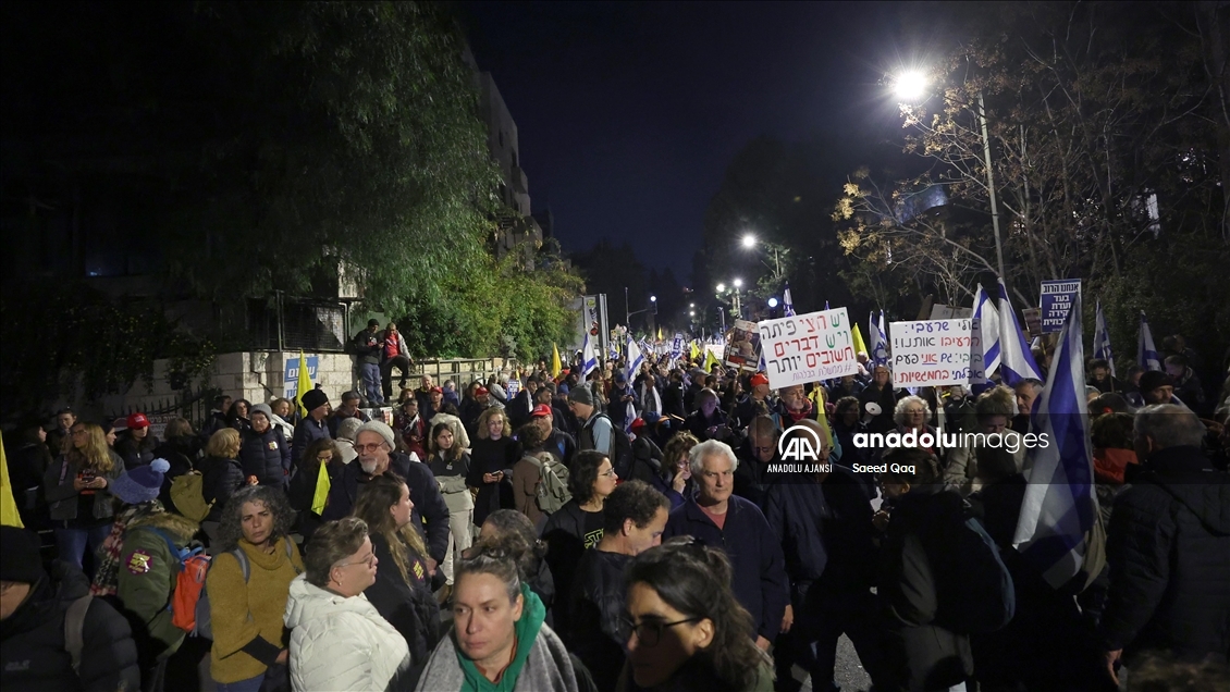 İsrailliler, esir takası anlaşmasının tüm aşamalarının tamamlanması talebiyle gösteri düzenledi