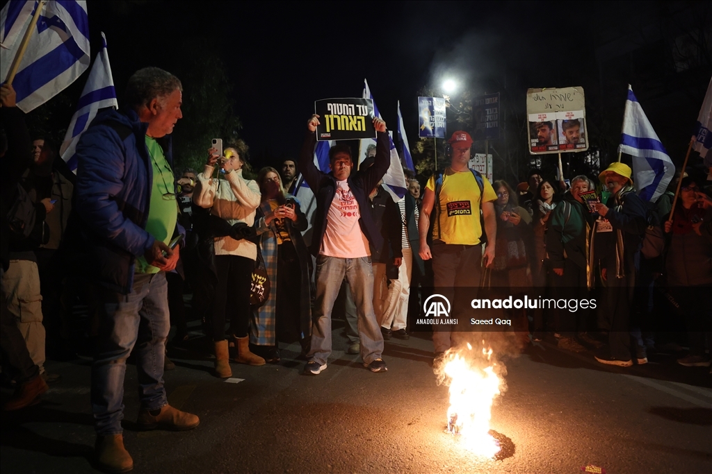 İsrailliler, esir takası anlaşmasının tüm aşamalarının tamamlanması talebiyle gösteri düzenledi