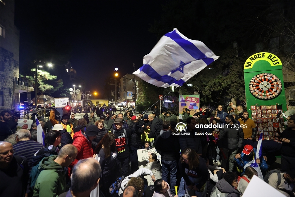 İsrailliler, esir takası anlaşmasının tüm aşamalarının tamamlanması talebiyle gösteri düzenledi