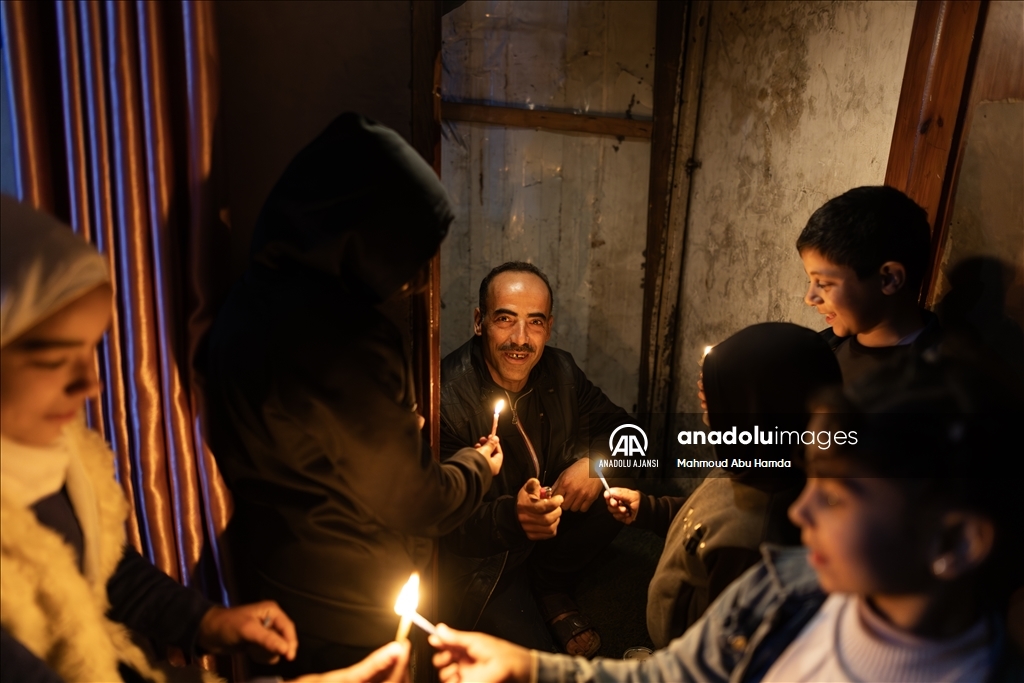 Gazze'de Ebu Enes Keşku, çocuklar için Ramazan fenerleri yapıyor