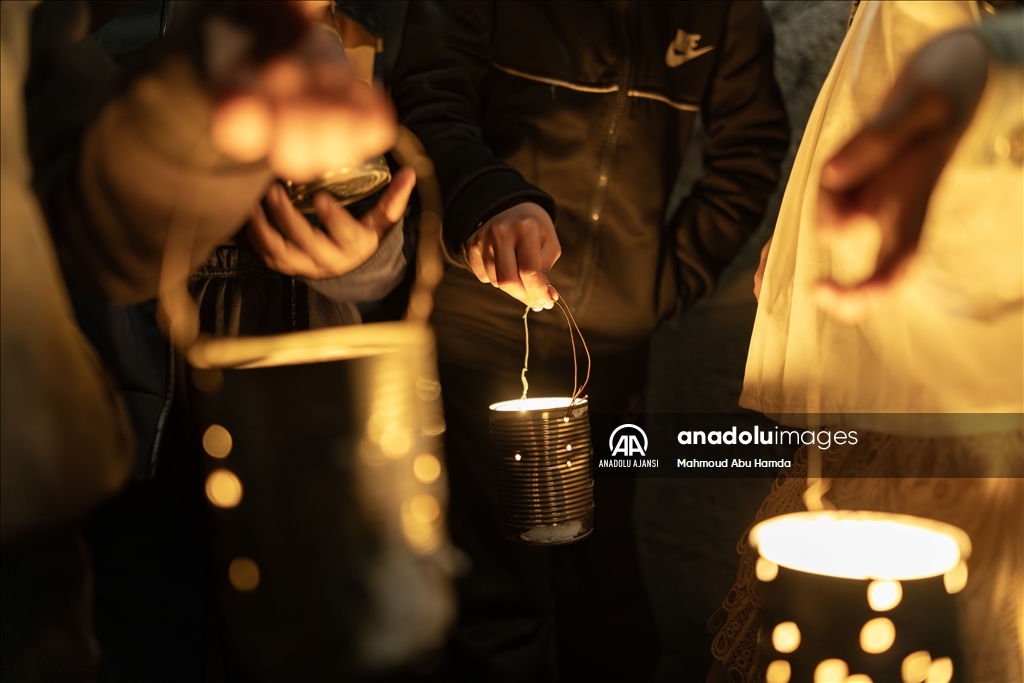 Gazze'de Ebu Enes Keşku, çocuklar için Ramazan fenerleri yapıyor