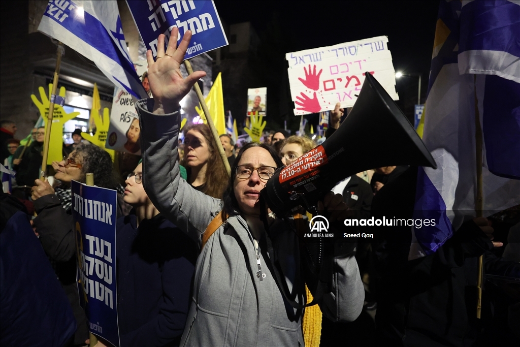 İsrailliler, esir takası anlaşmasının tüm aşamalarının tamamlanması talebiyle gösteri düzenledi